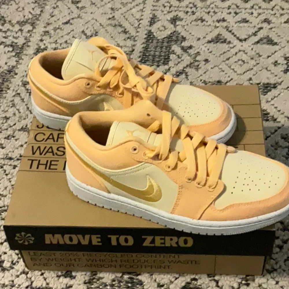 NIB WOMANS AIR JORDAN 1 LOW SE - Picture 3 of 8